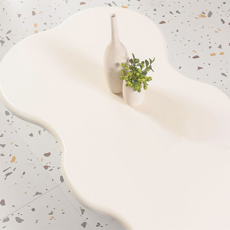 Tavolino da caffè in forma libera scandinava con base in legno in bianco