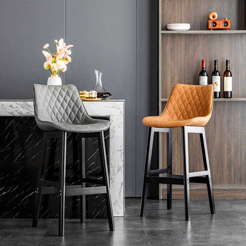 Lo sgabello di schienale in stile moderno con base in legno e cuscino in pelle