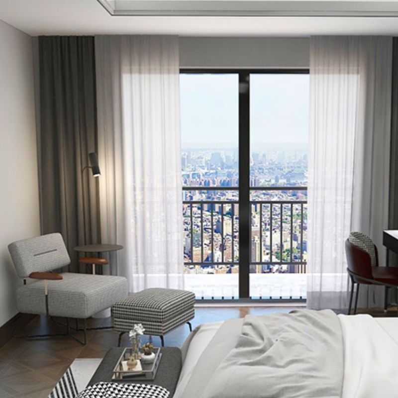 Zeitgenössische Stoffarme mit schwarzen Beinen Akzent -Sessel enthalten