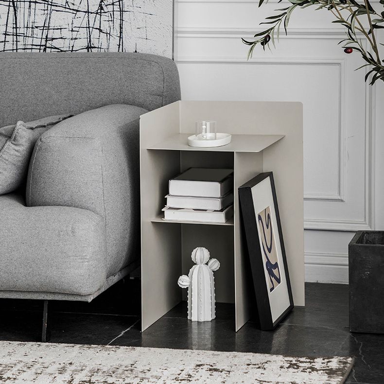 Table de bout abstraite de métal table de coin du milieu du siècle avec étagère