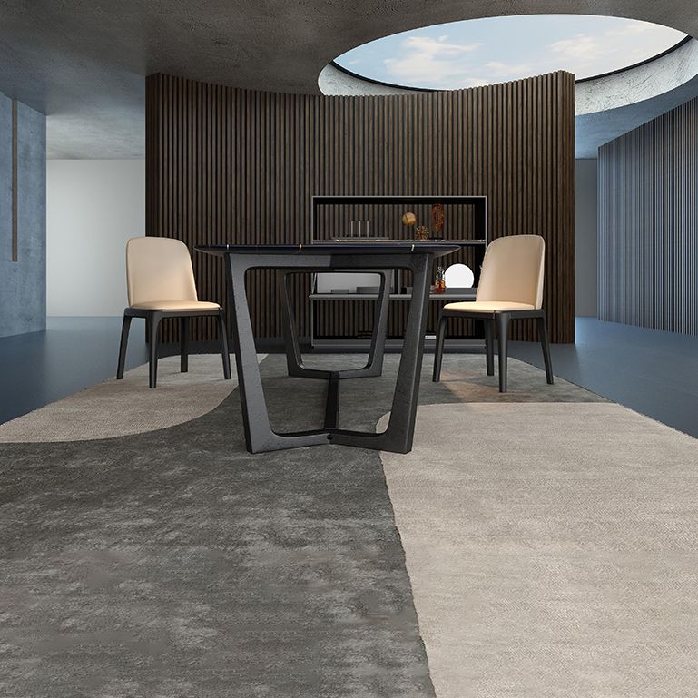 Table noire industrielle pour la table à manger rectangle du restaurant avec base de chevalet