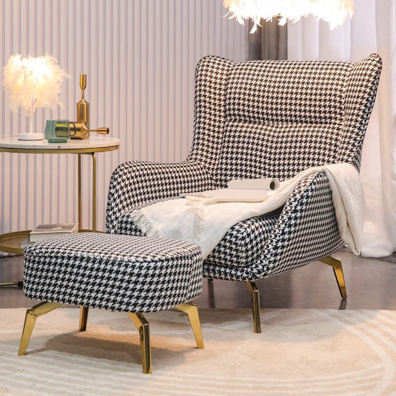 Chaise arrière d'oreiller avec des jambes de base dorées à quatre et bras évasés