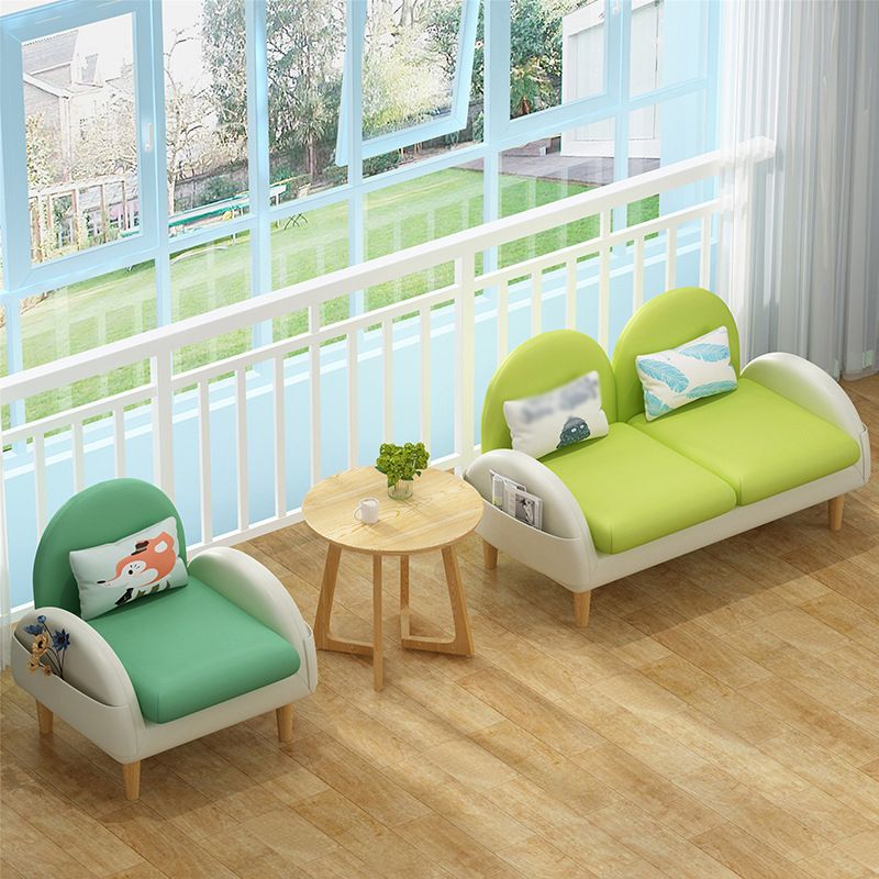 Divano retro con cuscino in pelle finta con spazio per soggiorno e appartamento