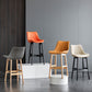 Lo sgabello di schienale in stile moderno con base in legno e cuscino in pelle
