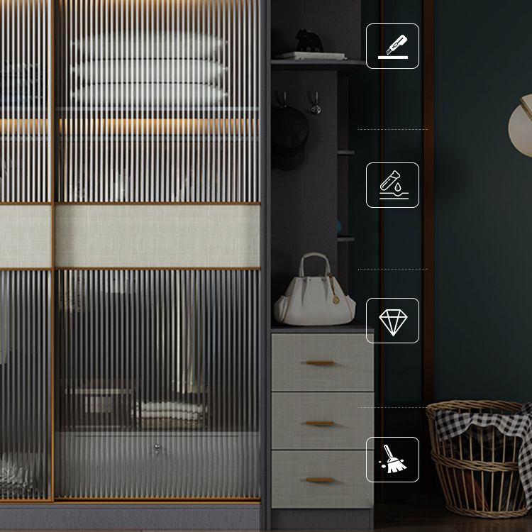 Moderne schuifdeurkleerkast voor thuisgrijze kast met heldere glazen deur