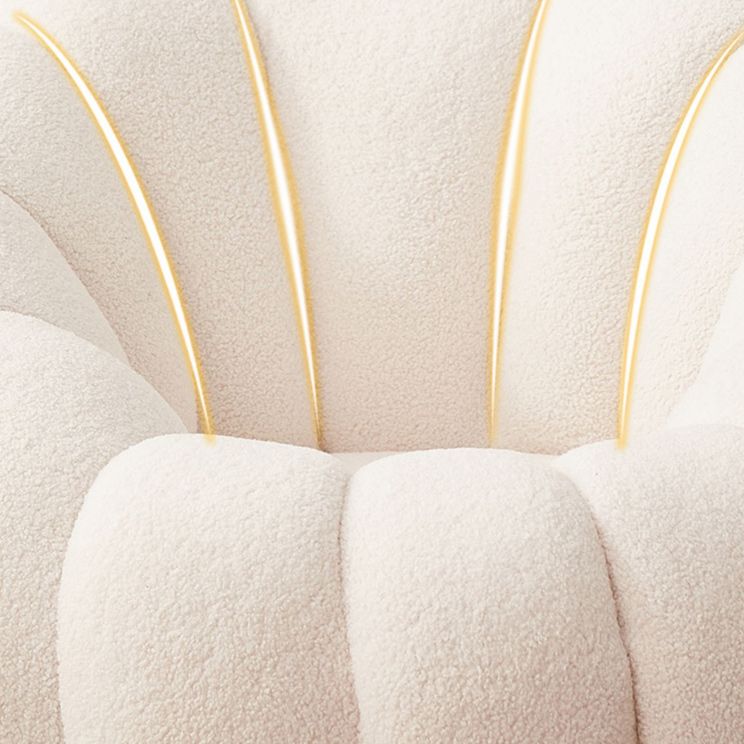 Eigentijdse papasan stoel met genaaid kussen terug en massief houten frame