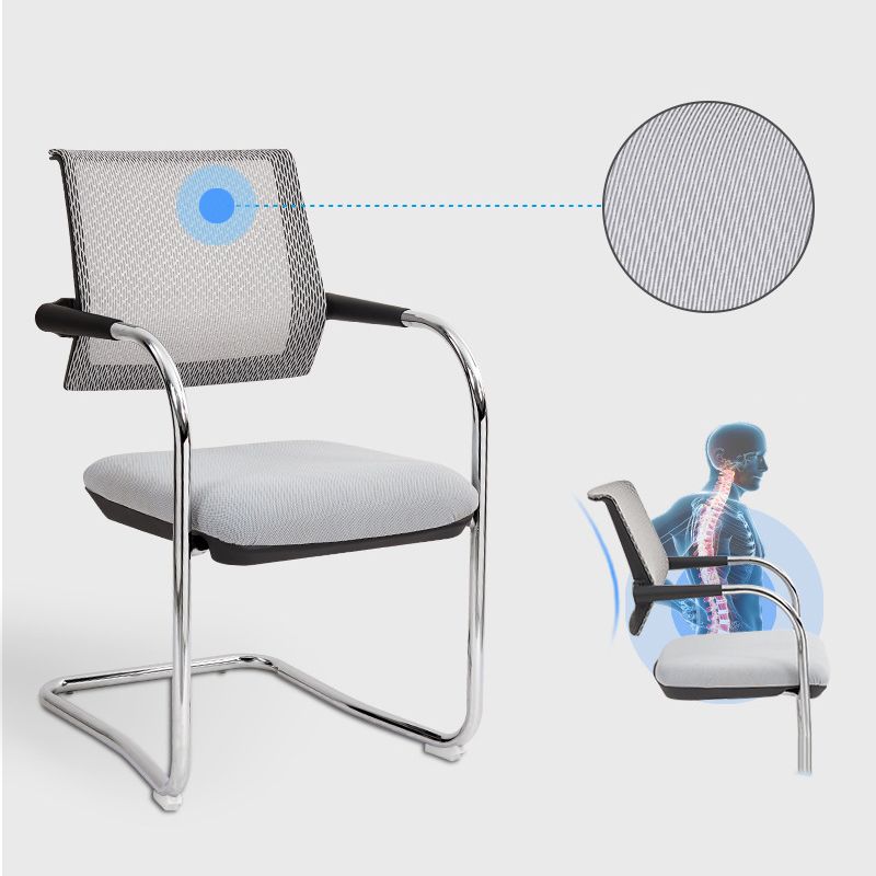Ergonomische bureaustoel van eigentijdse stof, conferentiestoel met middenrug