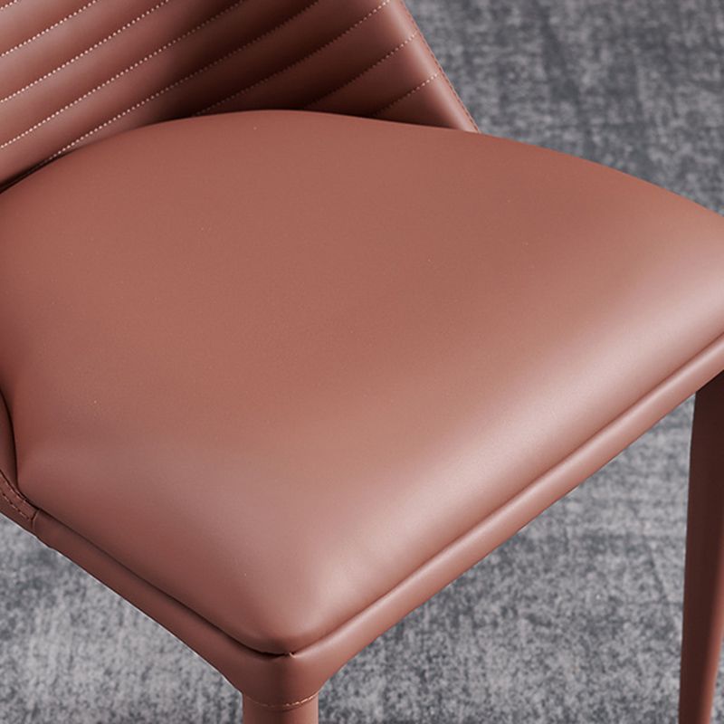 キッチン用の金属製の脚とモダンなスタイルのアームレスサイドチェアフェイクレザーチェア