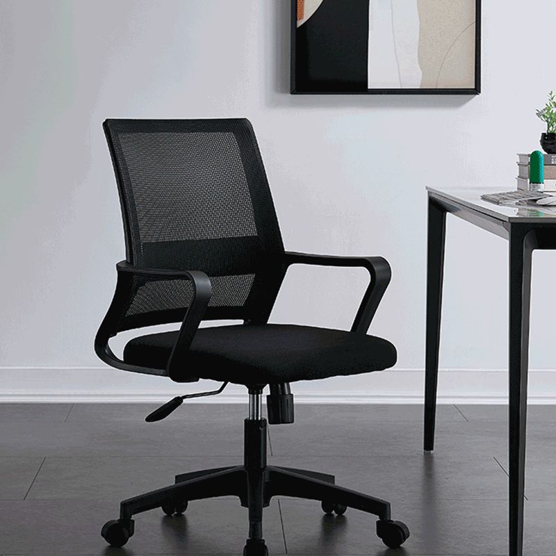 固定された腕の黒いスイベルチェアミッドバックチェアソフトエグゼクティブオフィスチェア