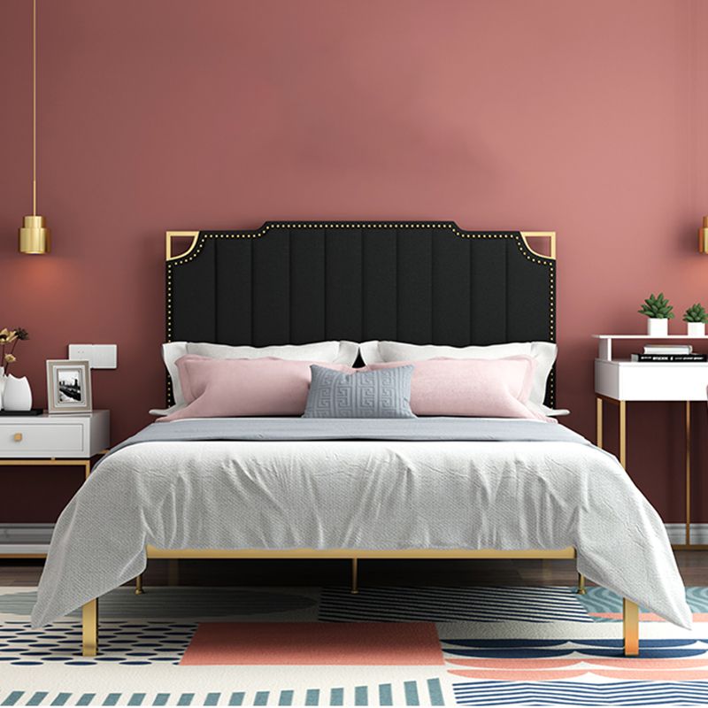 Letto rivestito in un chiodo con telaio in metallo in metallo in oro