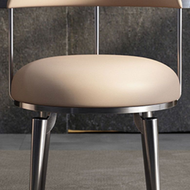 Silla de brazo tapizada estilo glamour de comedor abierto con patas de metal