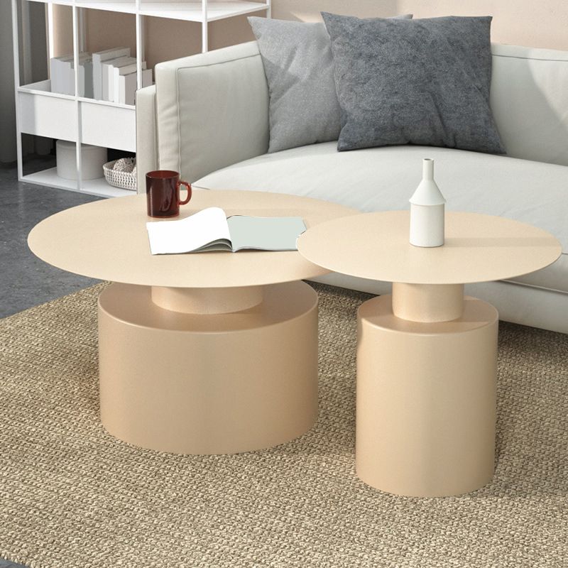 Tavolino moderno in metallo a base di piedistallo rotondo in metallo.