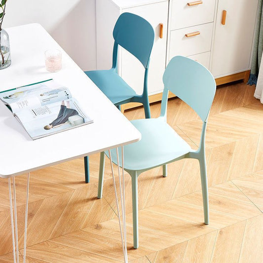 Sedie da pranzo senza braccio impilabile scandinavo.