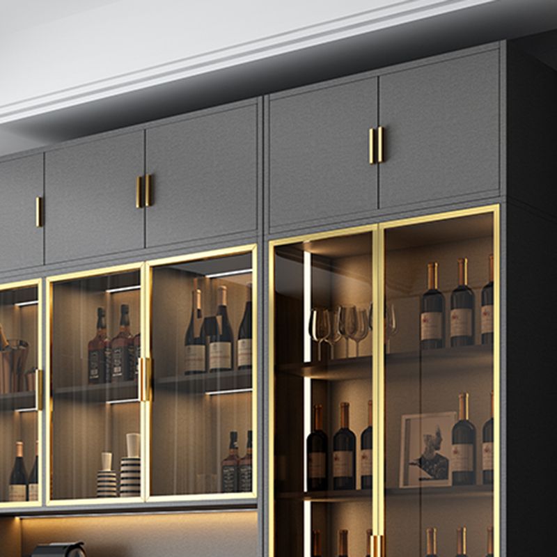 保管棚付きの現代的な自立型の木製ワインボトルホルダー