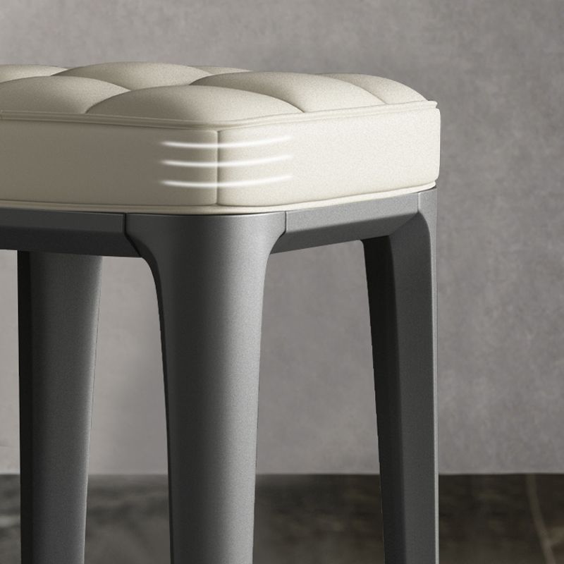 Zeitgenössischer Standard -Quadrat -Lederstandard mit 4 Beinen für Zuhause