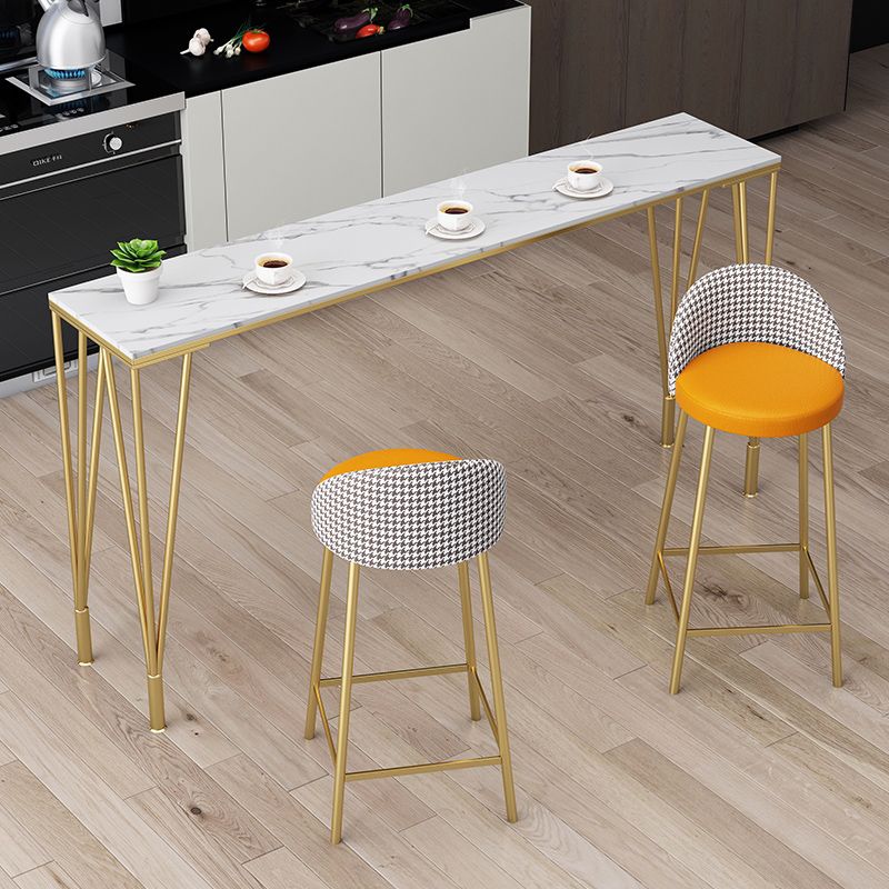 Bistrotisch im Industriestil mit Steinplatte und Metallbeinen