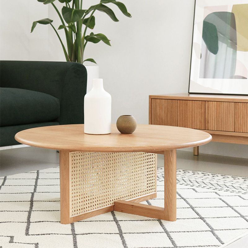 Tavolino scandinavo rotondo con gambe incrociate in legno di pino