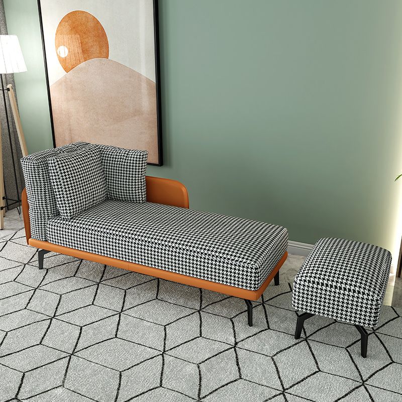 Eigentijdse chaise longue met vierkante armleuningen en accenten van stof