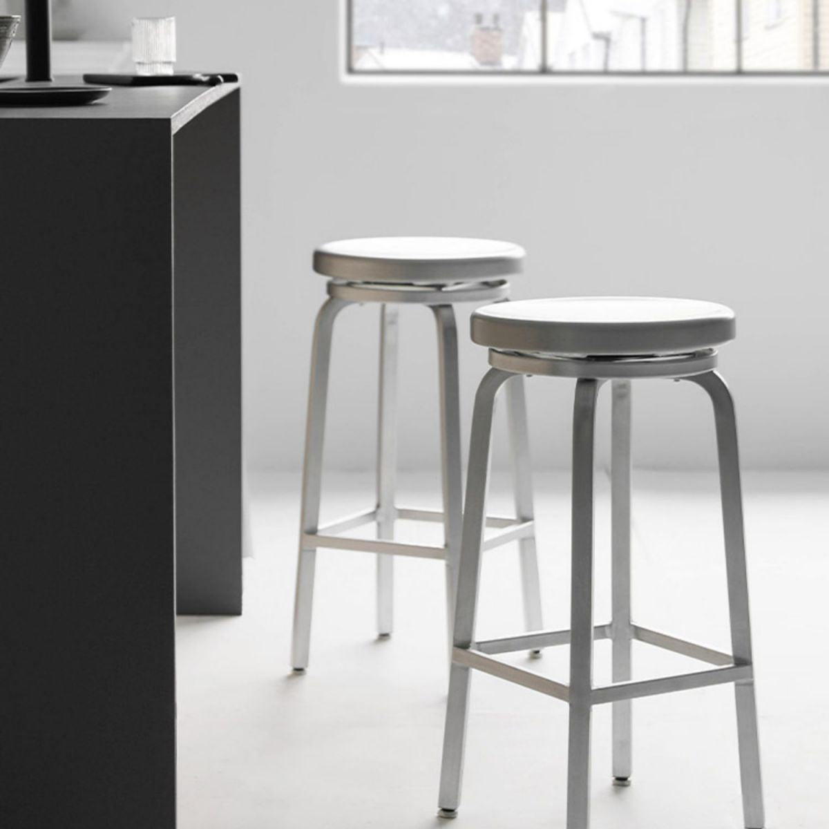 Contemporary Metal Backless Counter Stool in Silver for Home Use