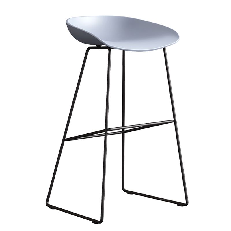 Sgabello da bar in plastica stile moderno. Sgabello da bar a secchiello ad altezza bancone