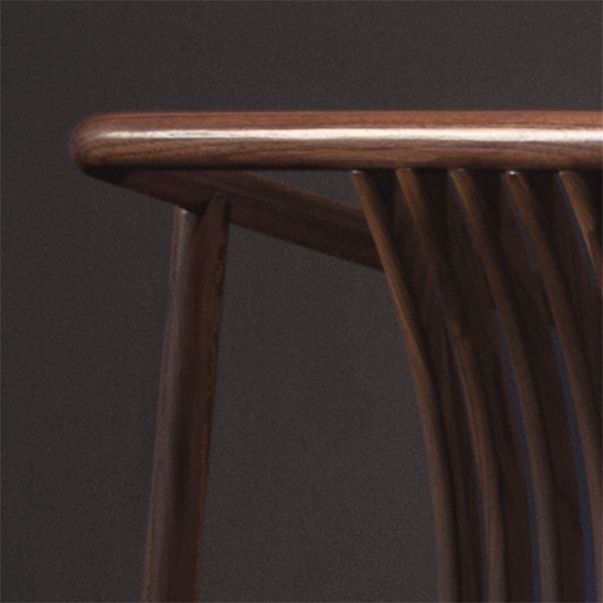 Sedia a braccio da sala da pranzo tradizionale posteriore.