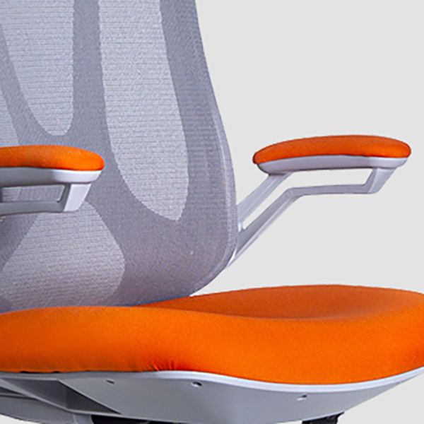 Moderne ergonomische mesh-werkstoel, draaistoel met middenrug en gewatteerde armen