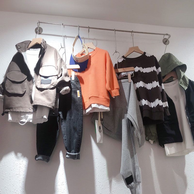 Moderne Kleiderbügelmauer mit Edelstahlbedeckung in Silber montiert