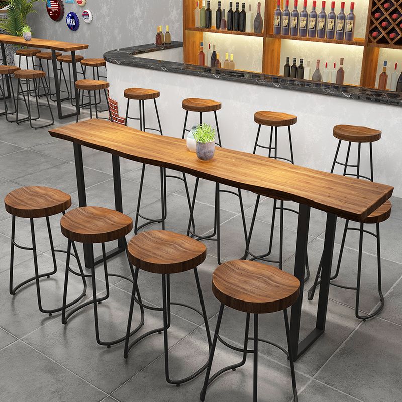 Mesa de bar de madera maciza especializada Mesa de bar de pub industrial marrón con base de trineo