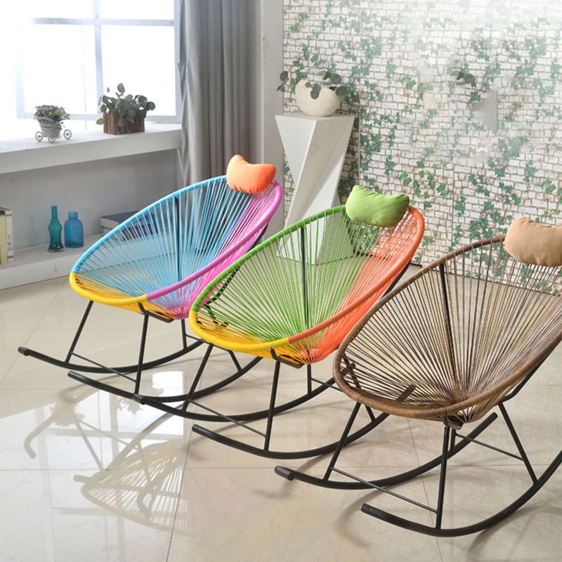 Sedia accento a dondolo contemporaneo in metallo e sedia da bilanciere di vimini 28.3 "x 43.3" x 35.4 "