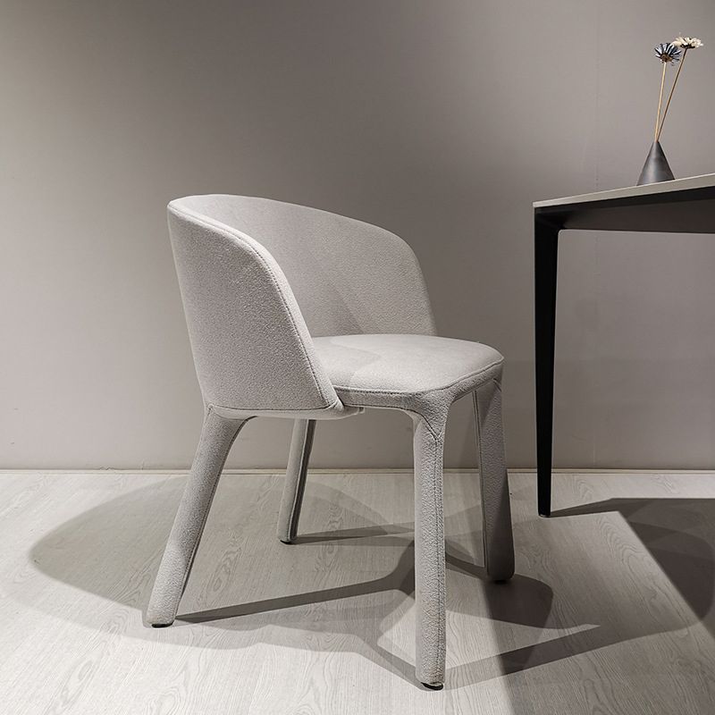 現代のパーソンズの椅子は、金属製の脚のある布張りのダイニングチェア