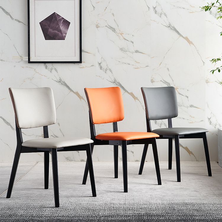 フェイクレザーキッチンダイニングチェアウッドベースの布張りのサイドチェア