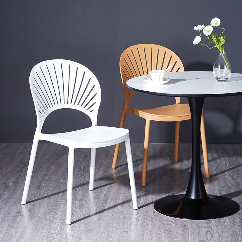 Sedia di plastica moderna aperta mobile da pranzo sul retro in finitura opaca