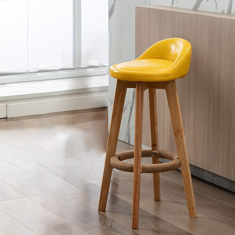 Barhocker aus skandinavischem Holz mit Stoffpolsterung und Drehgelenk