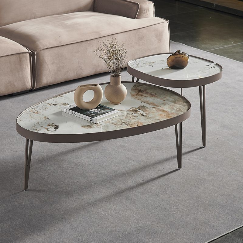 Mesa de cóctel geométrica contemporánea, mesas agrupadas de piedra con 3 patas