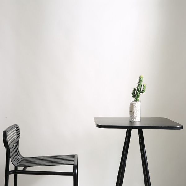 Quadratisches Industrie-Stehtisch-Set, 1/2-teiliger Thekentisch mit hohen Eisenhockern