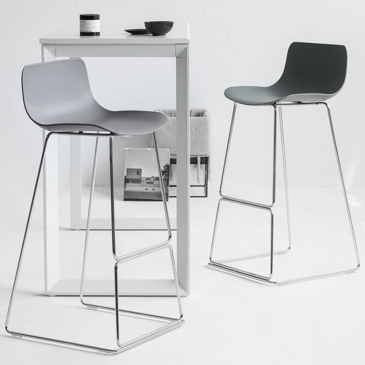 Tabouret de bar de style contemporain tabouret de comptoir en plastique avec des jambes en métal pour la maison