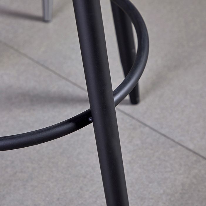 Sgabello da bar rotondo di ferro scandinavo.