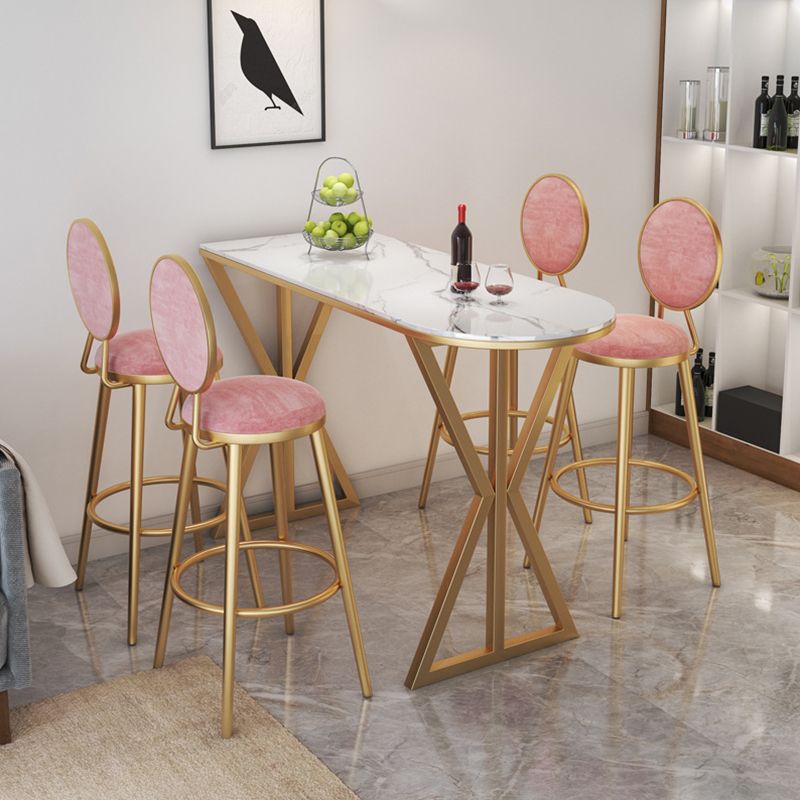 Tavolo da bistrot glam con base in pietra bianca lucida in metallo oro