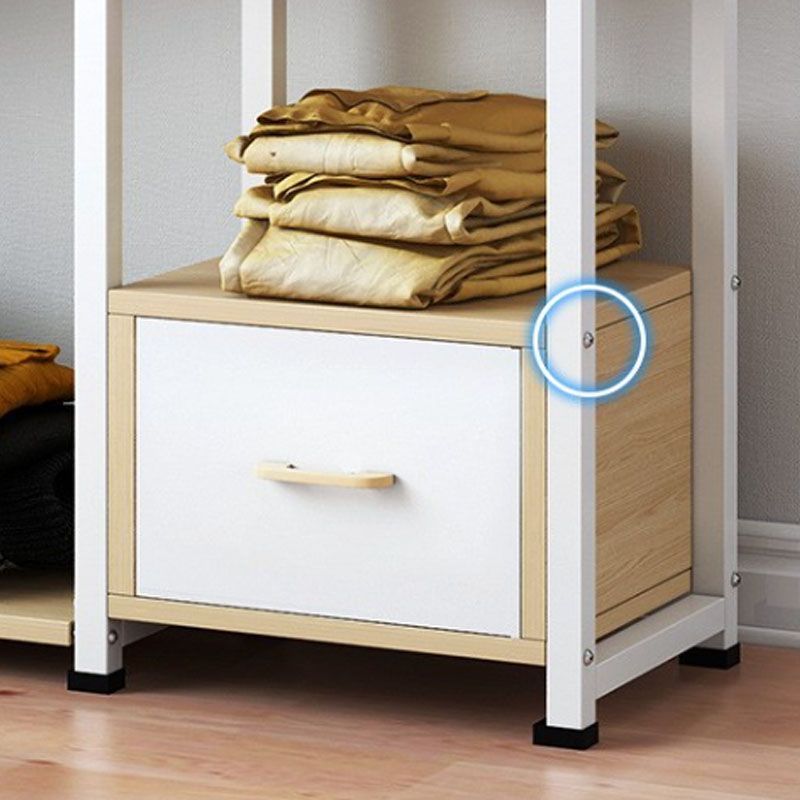 Rack de manteaux en bois blanc.