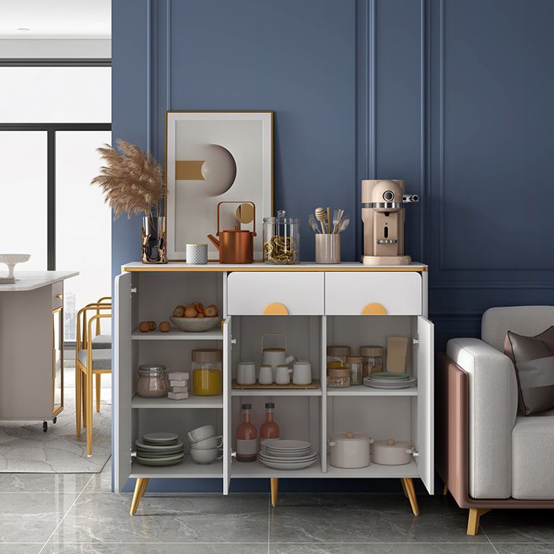 Credenza con finitura sideboard di pietra sinterizzata glam con scaffalatura regolabile