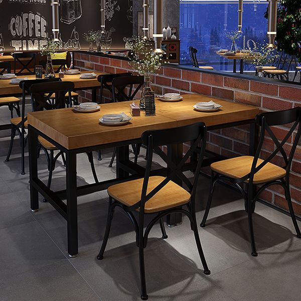 Table de bois en pin industriel pour table à manger au restaurant avec base de chevalet en noir