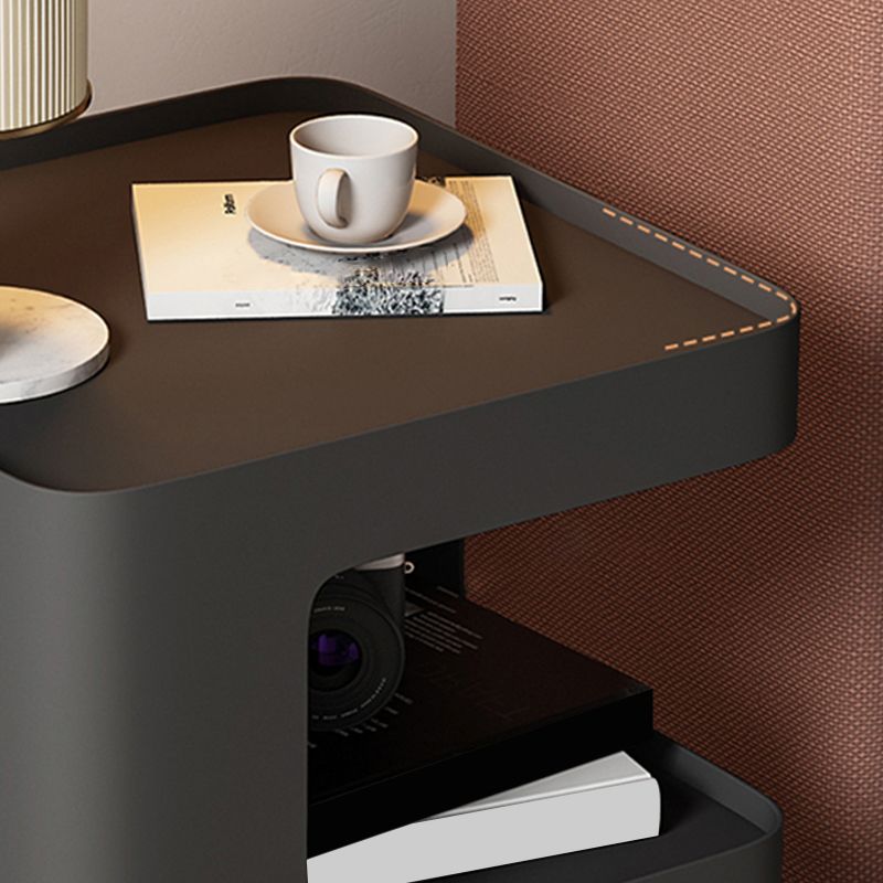 Tavolo da snack di estremità laterale modernistica con ripiani in metallo tavolo da camera da letto