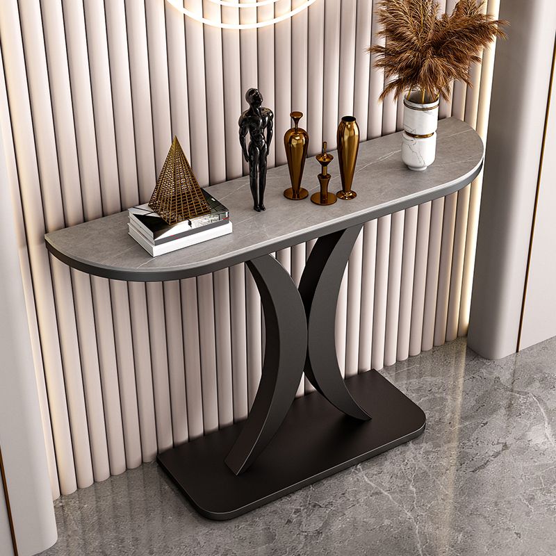Mesa de acento de media luna glamorosa con tapa de piedra y base de pedestal de hierro