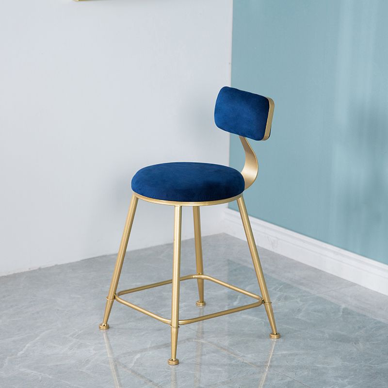 Taburete nórdico de la barra de hierro de fragmento de fondo de brazo con cojín de terciopelo y pedal