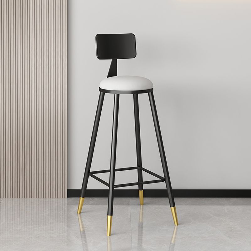 Moderno sgabello da bar couturino con banco dello schienale senza braccio con cuscino e pedale in velluto