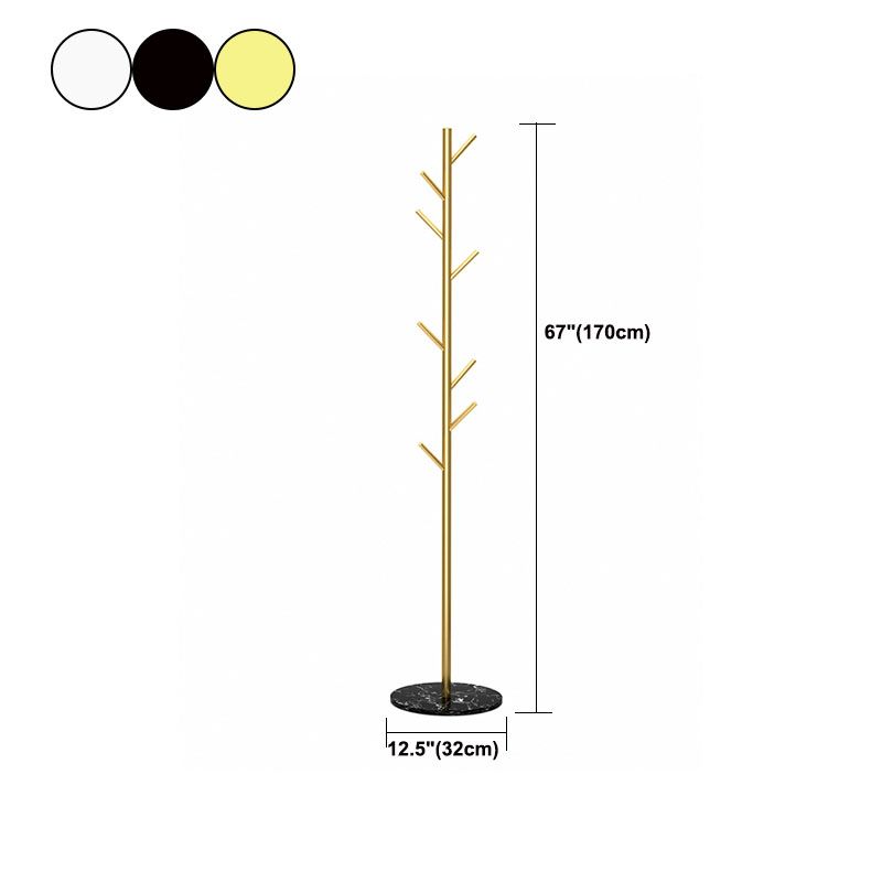 Hermosos ganchos de colgra de abrigo estante de abrigo de metal de pie con fondo de mármol