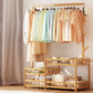 Moderne entreehal boom houten planken kleerhanger hal kapstok