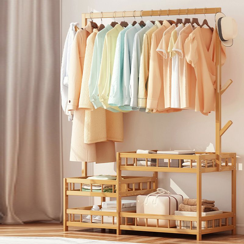 Moderne entreehal boom houten planken kleerhanger hal kapstok