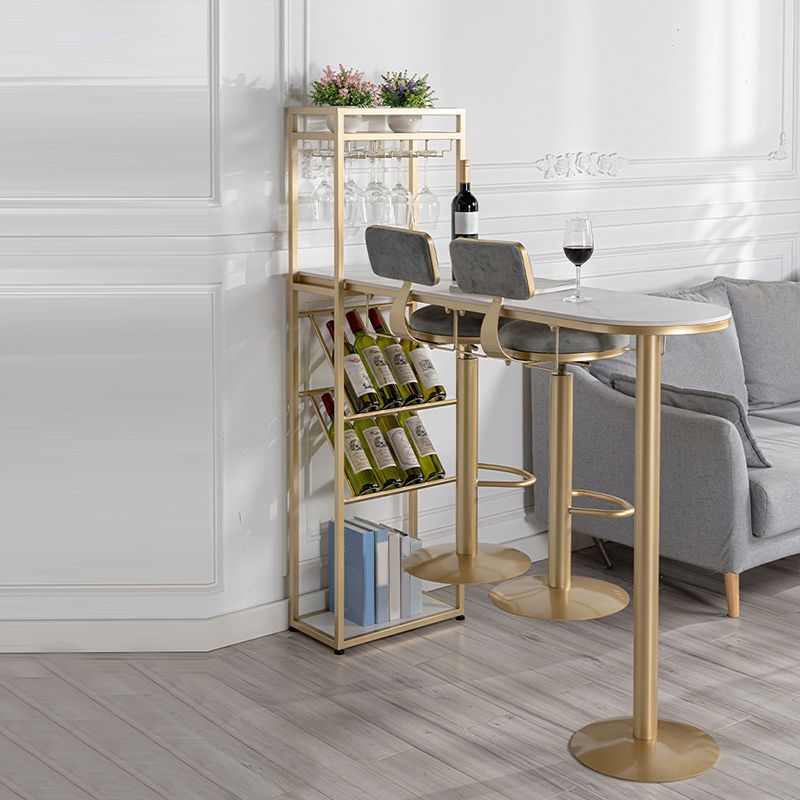 Soggiorno altezza pub altezza tavolo da pranzo in pietra e tavolo da bistrot metallico con portaoggetti