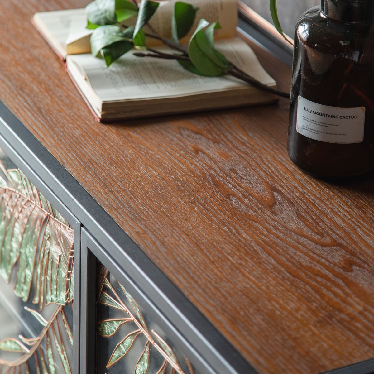Ormat per la sala da pranzo in vetro in legno tradizionale.